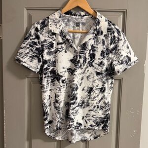 LOLË Women’s Black and White Abstract Print Athletic Shirt